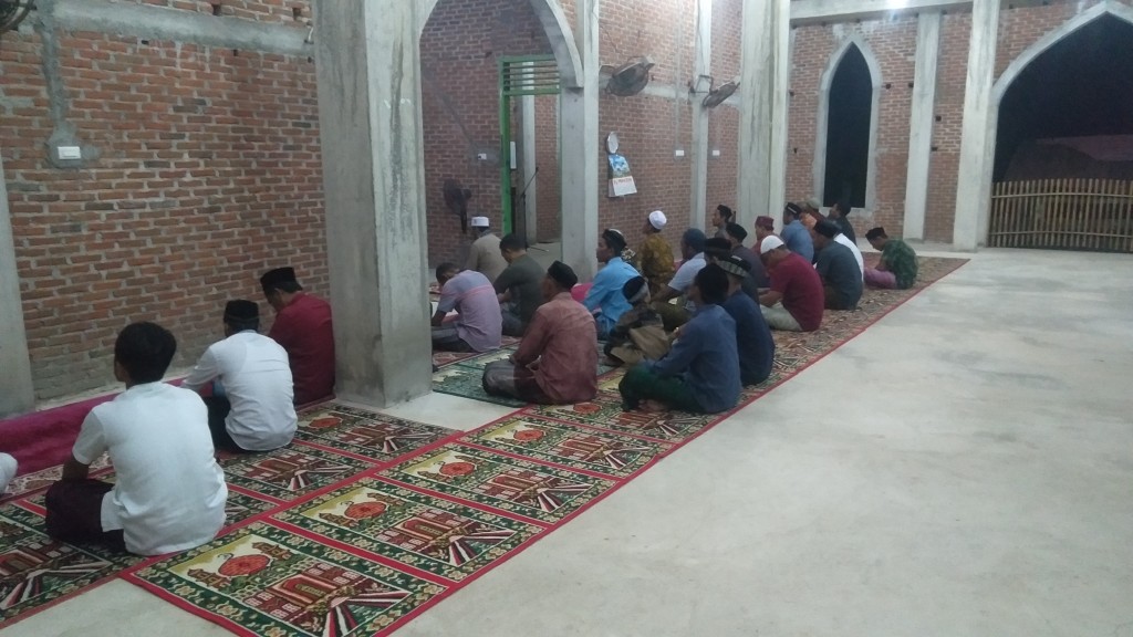 Shalat berjmaah Di Meunasah Gampong Yub mee 